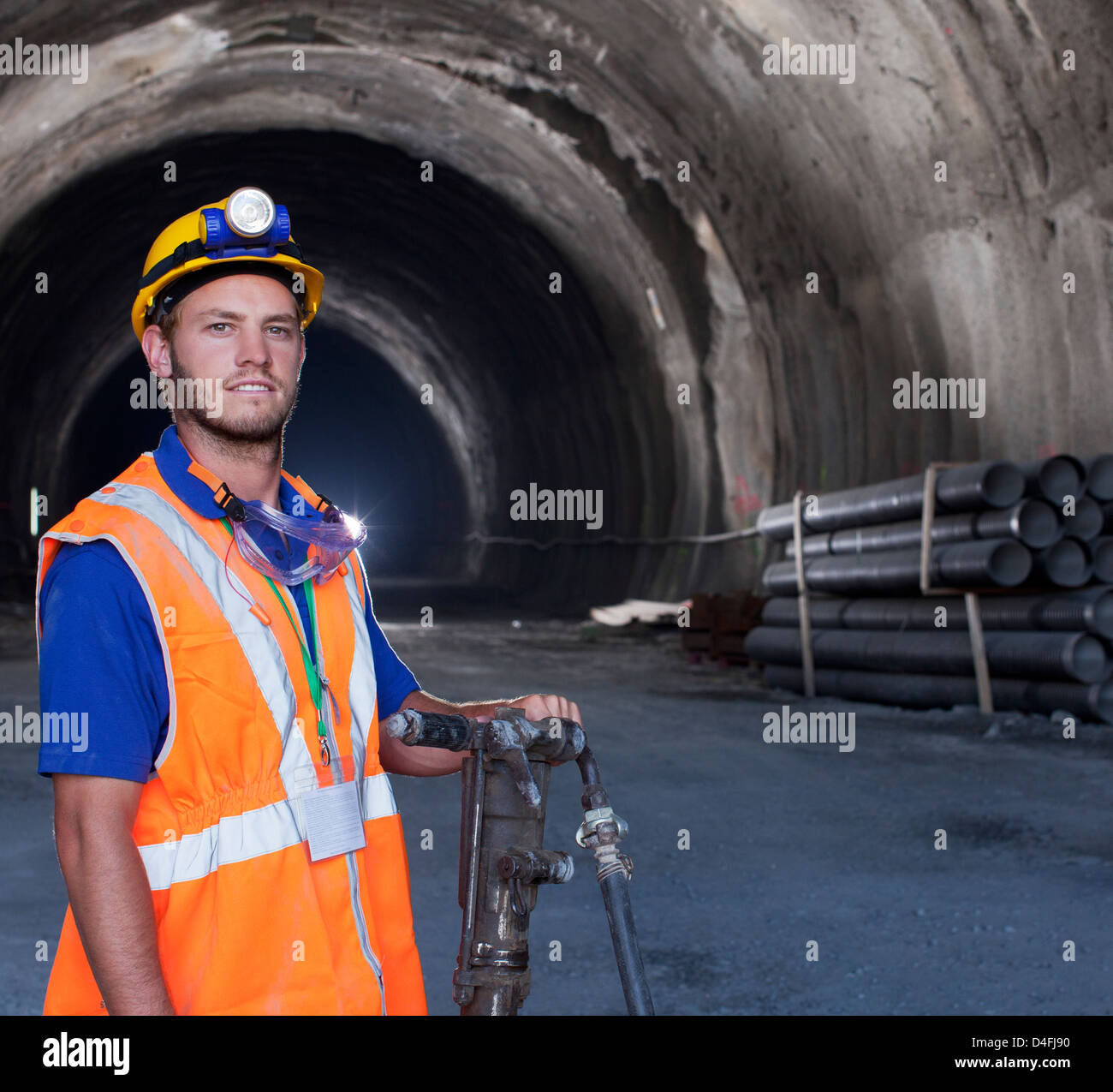 Lavoratore in piedi nel tunnel Foto Stock