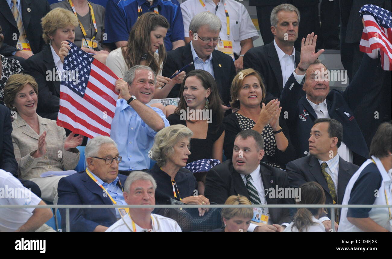 Il presidente degli Stati Uniti George W. Bush (2 L), insieme con la sua moglie Laura (L), la figlia Barbara (C), il suo padre, ex presidente degli Stati Uniti George Bush senior (R) e un non ben identificato donna orologi nuotatore statunitense Michael Phelps sul suo modo di vincere la medaglia d'oro con un record mondiale di tempo del 4.03.84 minuti negli uomini 400 metri un medley di brani singoli durante i Giochi Olimpici di Pechino 2008 presso il National Aqua Foto Stock