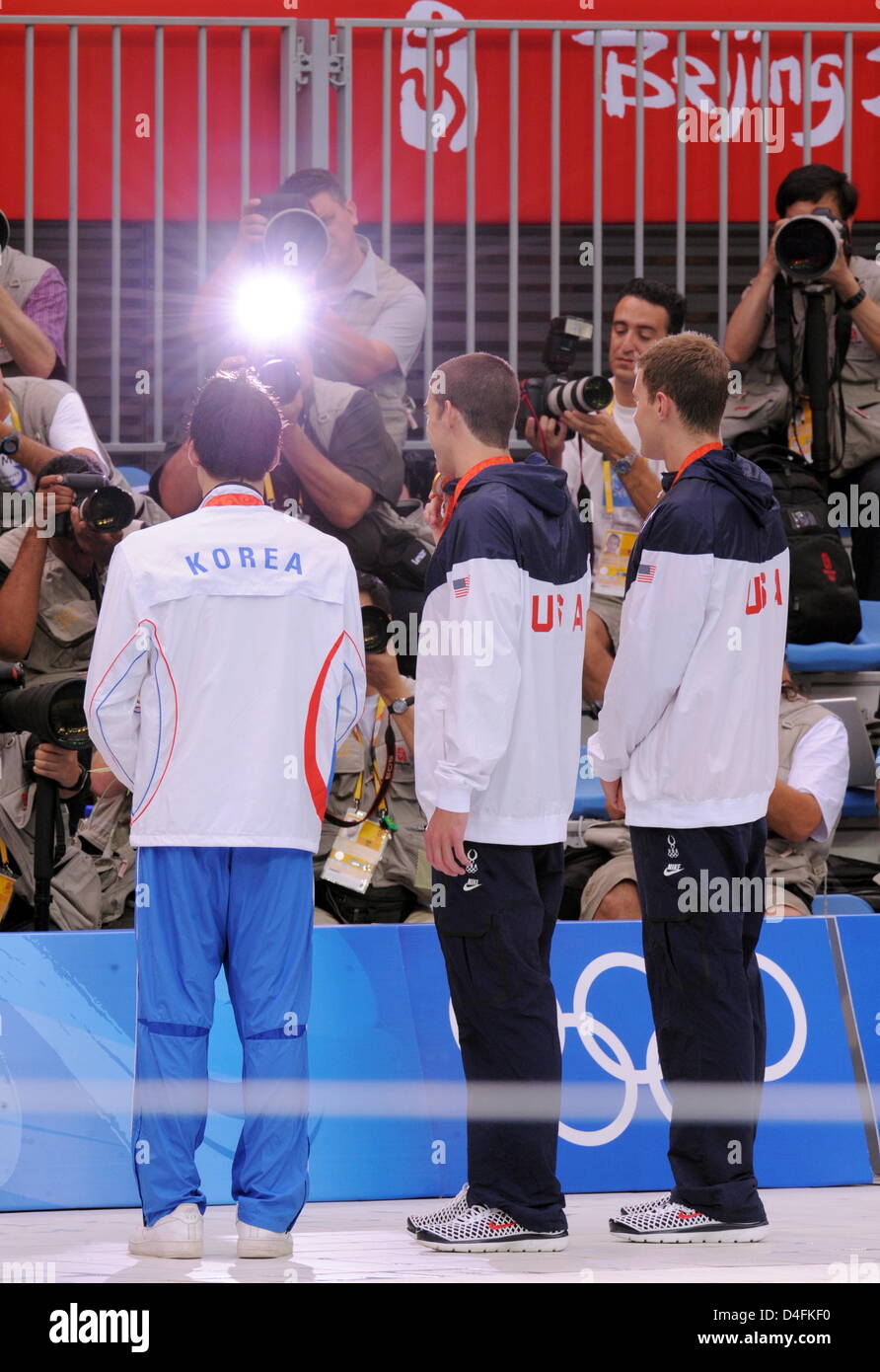 Nuotatore statunitense Michael Phelps (C) mantiene il suo terzo oro medaglia olimpica dopo nella mens 200m Freestyle Finale con il secondo posto Taehwan Park di Corea (L) e il terzo posto Peter Vanderkaay di noi (R) al 2008 Olimpiadi di Pechino presso il National Aquatics Centre di Pechino, Cina, 12 agosto 2008. Phelps ha registrato un record mondiale. Foto: Bernd Thissen dpa (c) dpa - Bildfunk Foto Stock