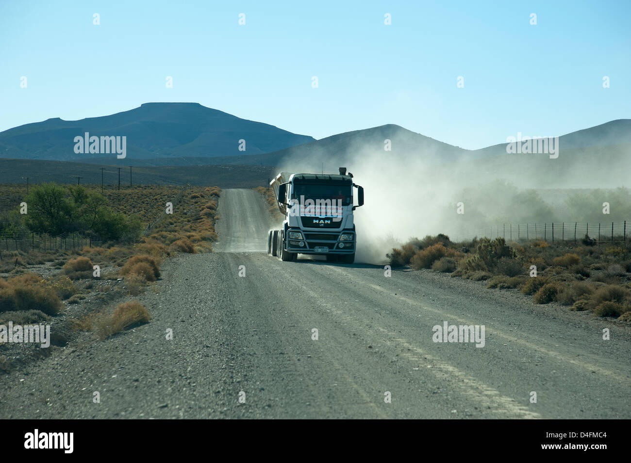 Ribaltabile autocarro portante in pietra di cava su una strada di ghiaia nel Karoo regione Sud Africa Foto Stock