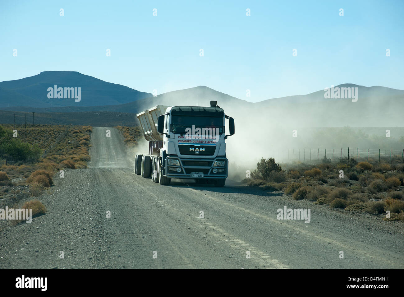 Ribaltabile autocarro portante in pietra di cava su una strada di ghiaia nel Karoo regione Sud Africa Foto Stock