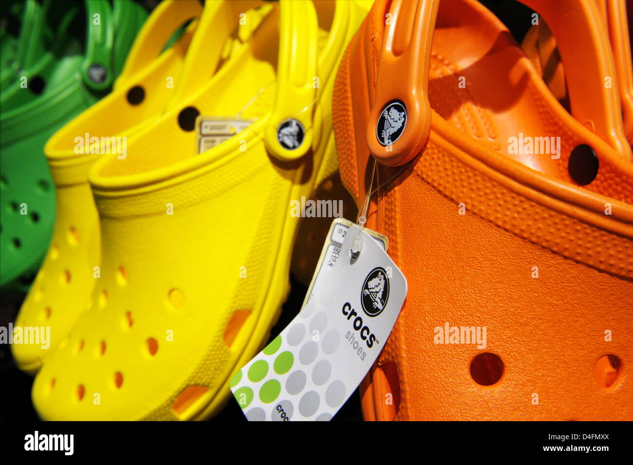 Galoshes del marchio " Crocs' catturato in un negozio di Monaco di Baviera,  Germania, il 14 agosto 2008. "Crocs' galoshes sono vietate in tutti gli  ospedali di Vienna, Austria come calzature elettrostaticamente