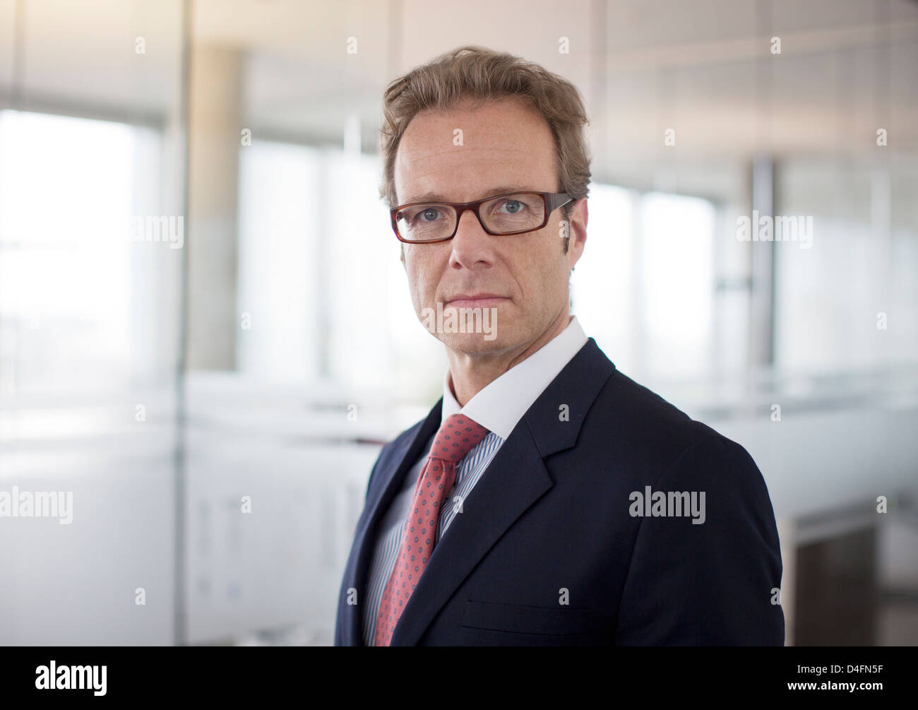 Imprenditore in piedi nel corridoio di office Foto Stock