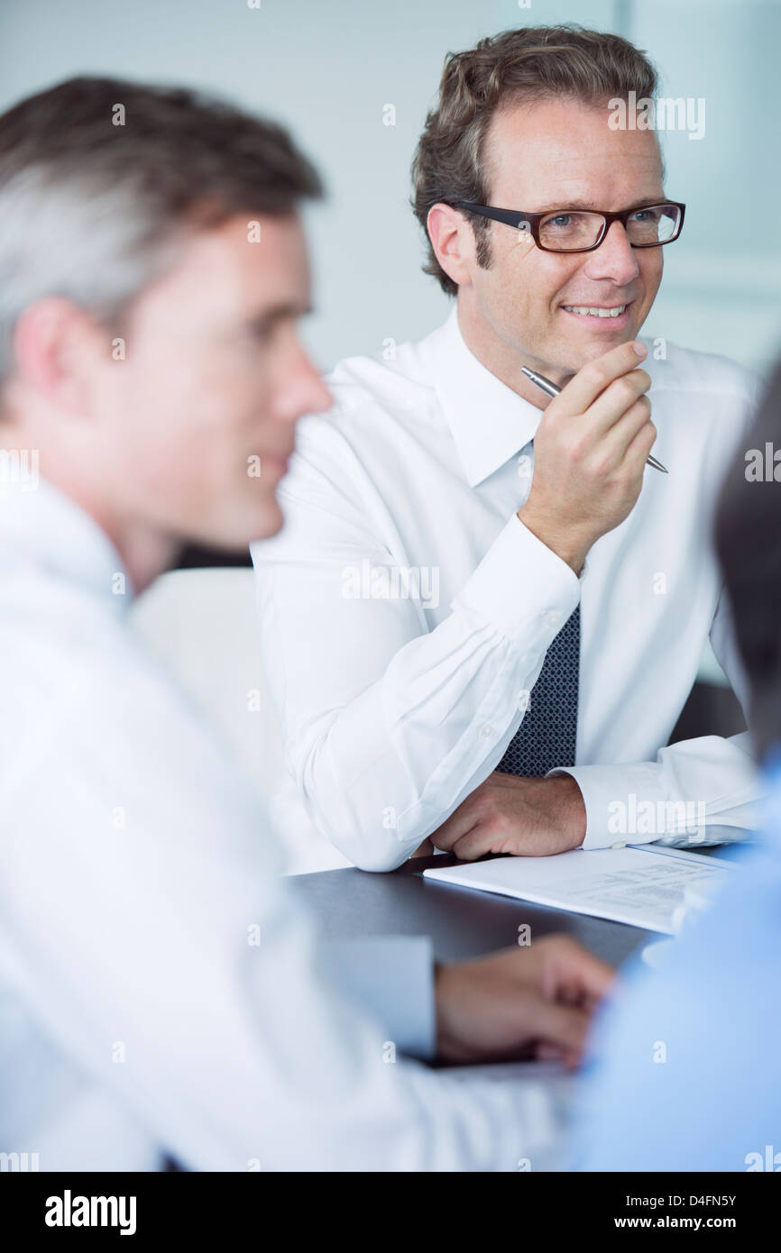 Imprenditori seduti in riunione Foto Stock