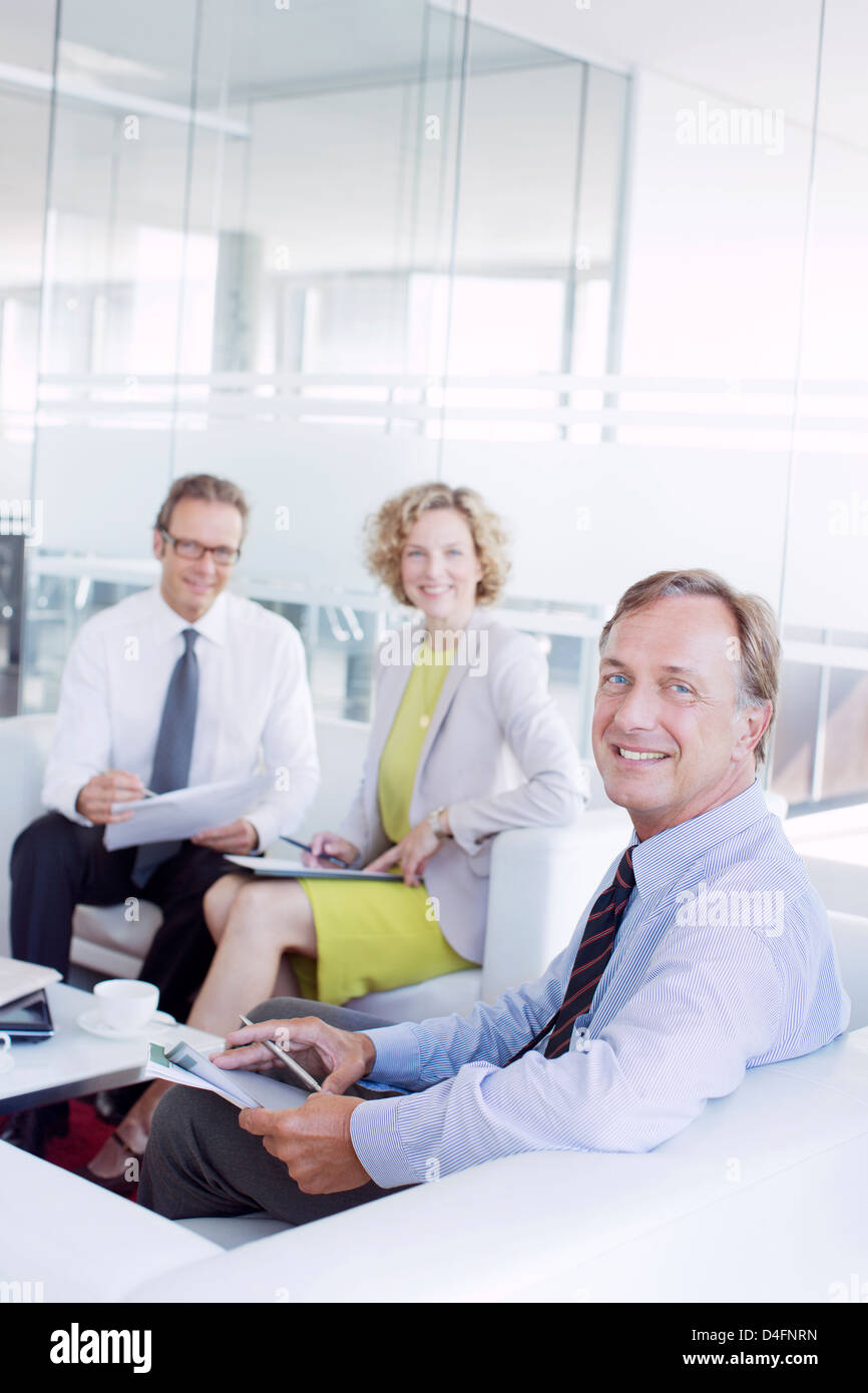 La gente di affari parlando in office area lobby Foto Stock