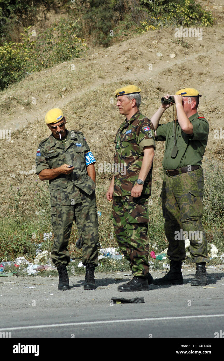 Osservatori OSCE monitor esercito russo evacuazione del villaggio georgiano Igoeti, 16 agosto 2008. I russi impostare un altro punto di controllo a tre chilometri di strada, nonostante le richieste dell'UE ad andare avanti. Il Presidente russo Dmitry Medvedev sabato hanno firmato un accordo di cessate il fuoco che termina le ostilità con la Georgia su una regione separatista Ossezia del Sud. Georgian rapporti dei media ha detto che R Foto Stock