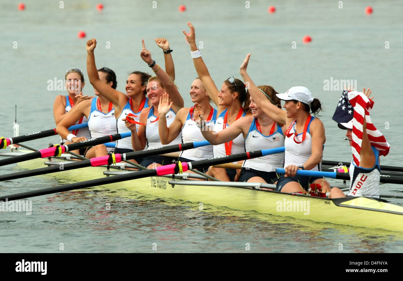 Le donne di otto degli Stati Uniti con Erin Cafaro, Lindsay Shoop, Anna Goodale, Elle Logan, Anne Cummins, Susan Francia, Caroline Lind, Caryn Davies e Maria Whipple celebrare la loro medaglia d'oro al Shunyi Olympic Rowing Park a Pechino il 17 agosto 2008. Foto: Jens BUETTNER ###dpa### Foto Stock