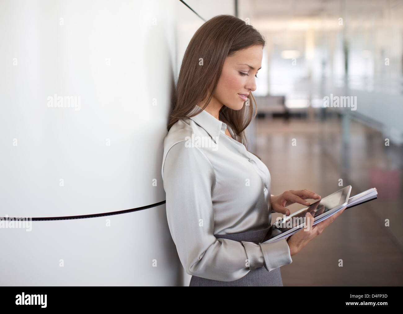 Imprenditrice utilizzando digitale compressa in office Foto Stock