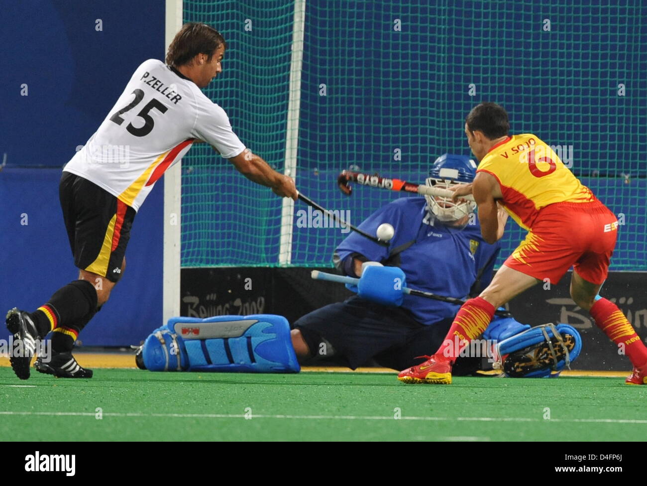 Il tedesco Philipp Zelller (L) e portiere Max Weinhold (C) di Germania vie con Victor Sojo (R) della Spagna durante il turno preliminare match Germania contro la Spagna nel campo menÒs Hockey la concorrenza nell'Olympic Green Hockey Stadium ai Giochi Olimpici di Pechino 2008, Pechino, Cina, 17 agosto 2008. Foto: Peer Grimm dpa ###dpa### Foto Stock