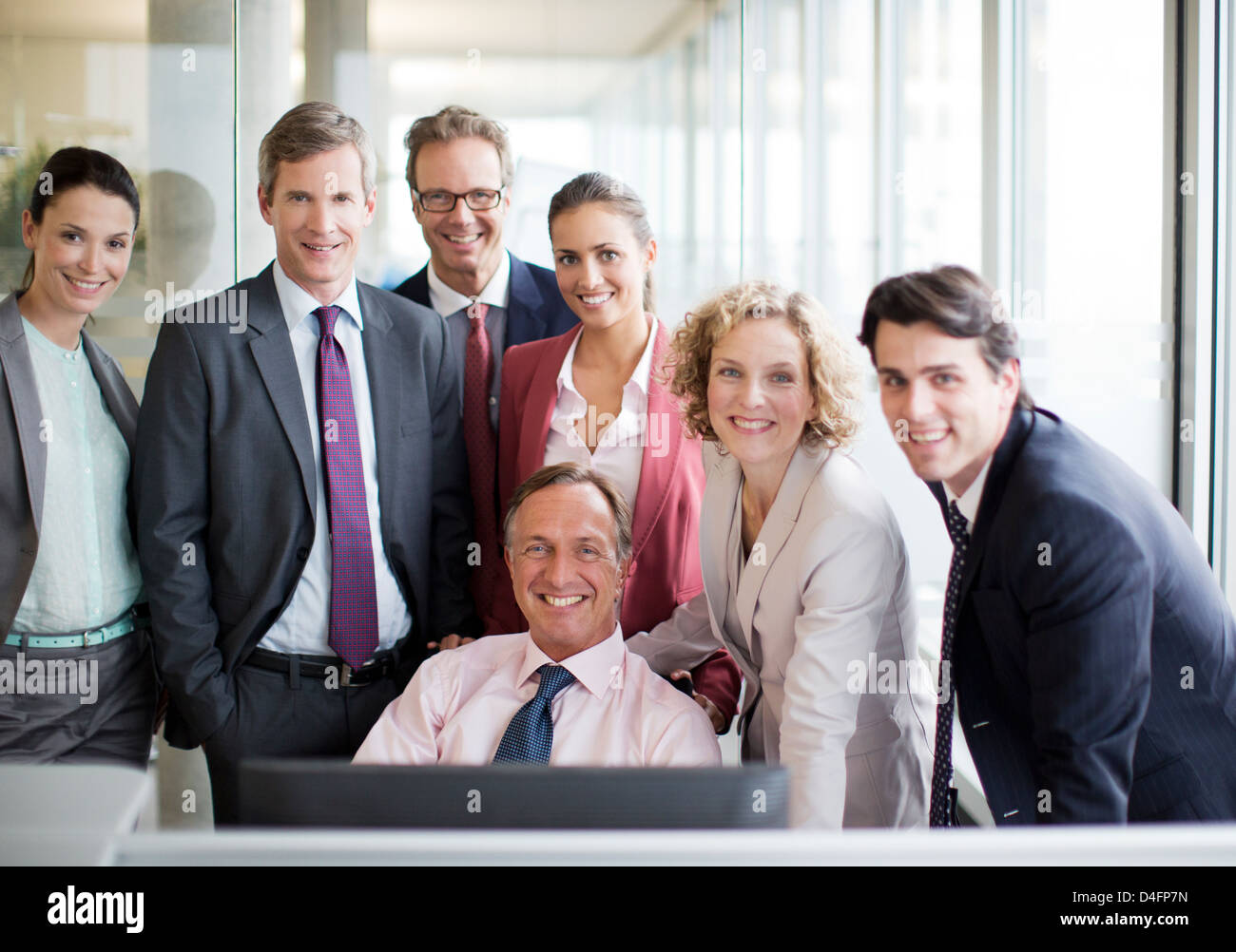 La gente di affari sorridente in ufficio Foto Stock