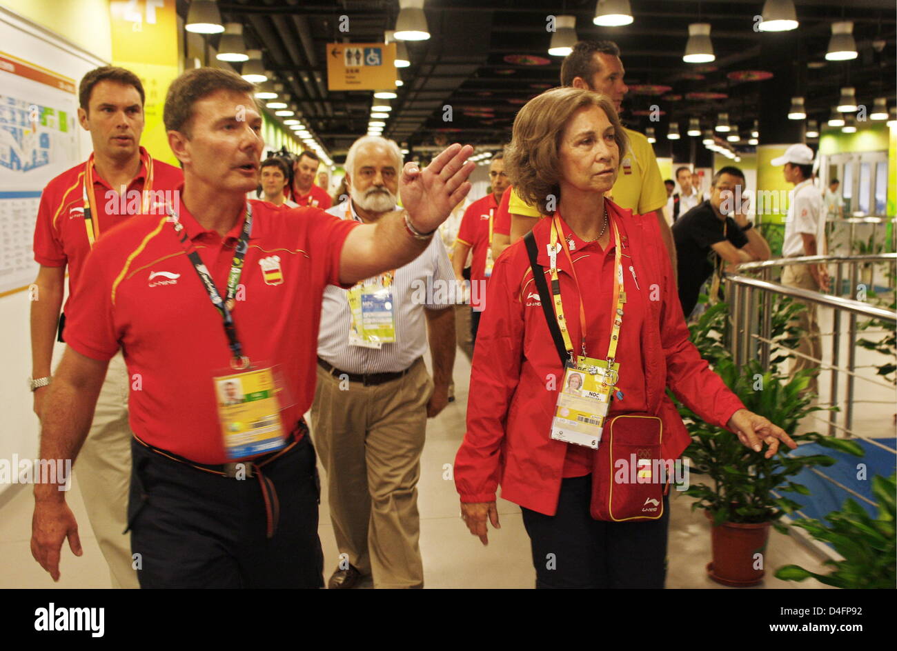 La regina Sofia di Spagna (R) visite con il Vice Direttore de la missione di spagnolo NOC, Jose Maria Bellon (L) il principale centro stampa (MPC) dei Giochi Olimpici di Pechino 2008, Pechino, Cina, 18 agosto 2008. Foto: Alexander beker dpa (c) dpa - Bildfunk Foto Stock