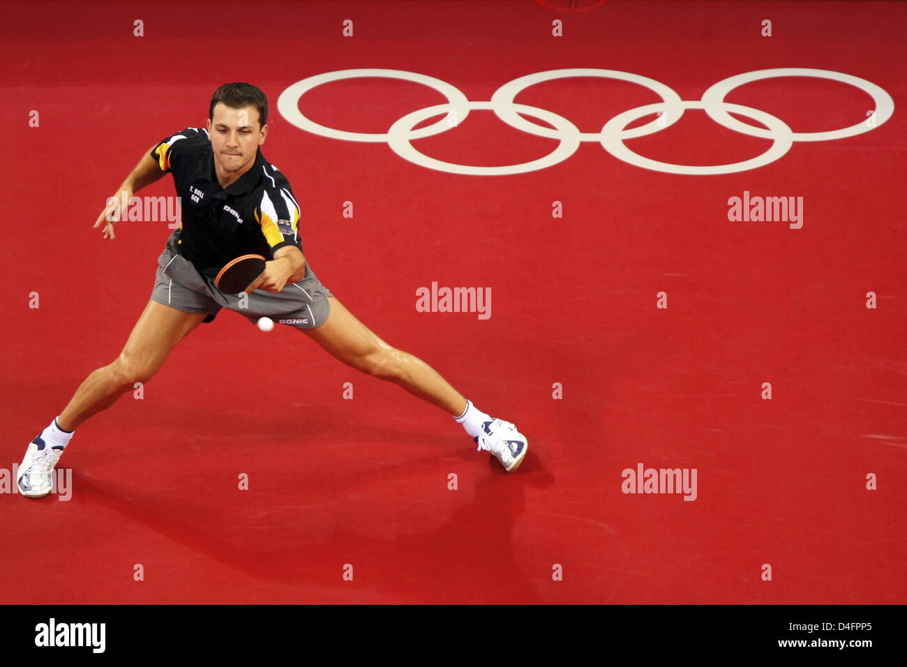 Timo Boll dalla Germania compete durante gli Uomini Squadra medaglia d oro concorso presso il Beijing University Gymnasium durante i Giochi Olimpici di Pechino 2008 a Pechino, Cina,18 agosto 2008. Foto: Jens Buettner dpa ###dpa### Foto Stock