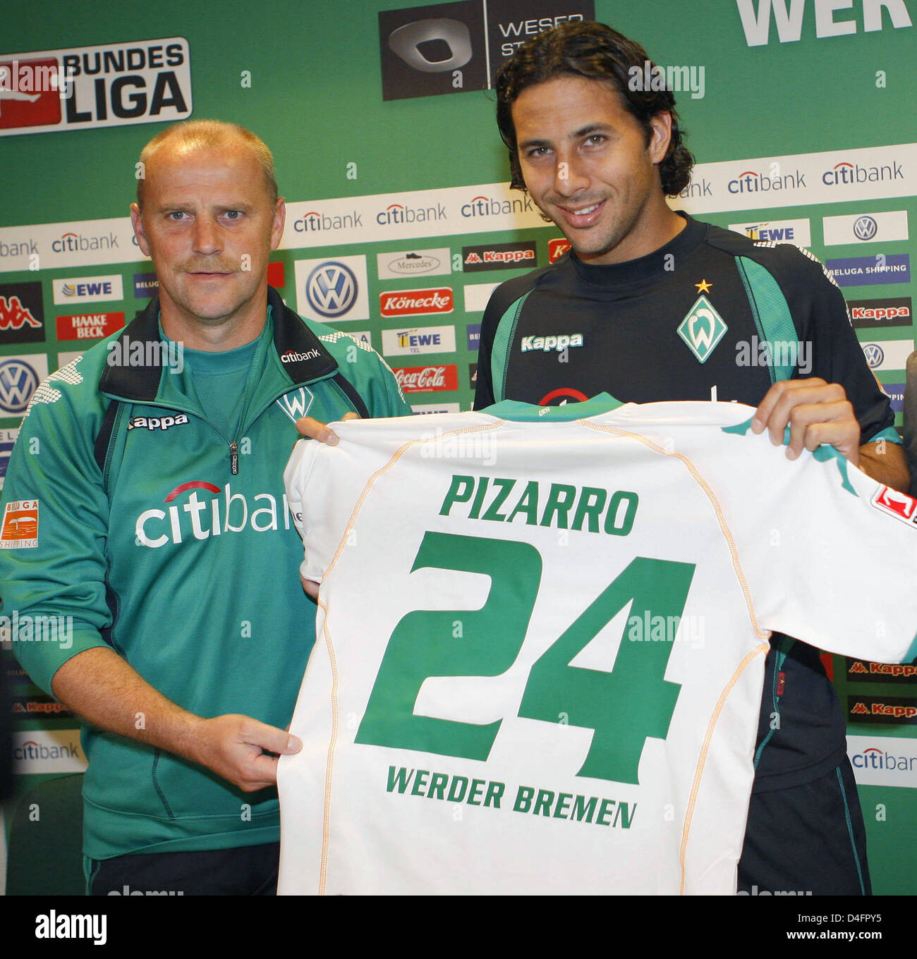 Bundesliga tedesca club SV Werder Bremen's head coach Thomas Schaaf (L) e il club di ultima voce, attaccante peruviano Claudio Pizarro (R) pongono con Pizarro di jersey dopo la sua presentazione in Bremen, Germania, 19 agosto 2008. Pizarro, che è ben noto nella Bundesliga come ha notato 29 obiettivi in 56 partite per Brema tra il 1999 e il 2001, è stato spostato a Brema per una stagione da inglese pre Foto Stock