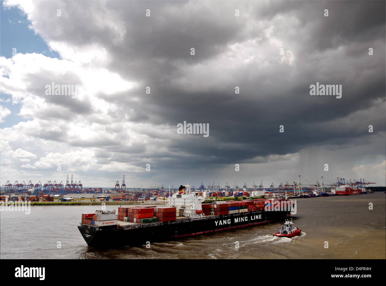 Una gigantesca nave portacontainer di 'Yang Ming Line' viste sul fiume Elba fuori del porto di Amburgo, Germania, 16 giugno 2008. Foto: Marcus Brandt Foto Stock