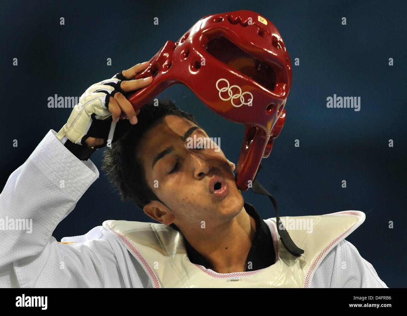 Levent Tuncat dalla Germania perde contro Rohullah Nikpai (invisibile) dall'Afghanistan nella 58kg Turno preliminare di 16 uomini Taekwondo concorrenza nella palestra USTB ai Giochi Olimpici di Pechino 2008, Pechino, Cina, 20 agosto 2008. Foto: Peer Grimm dpa (c) dpa - Bildfunk Foto Stock