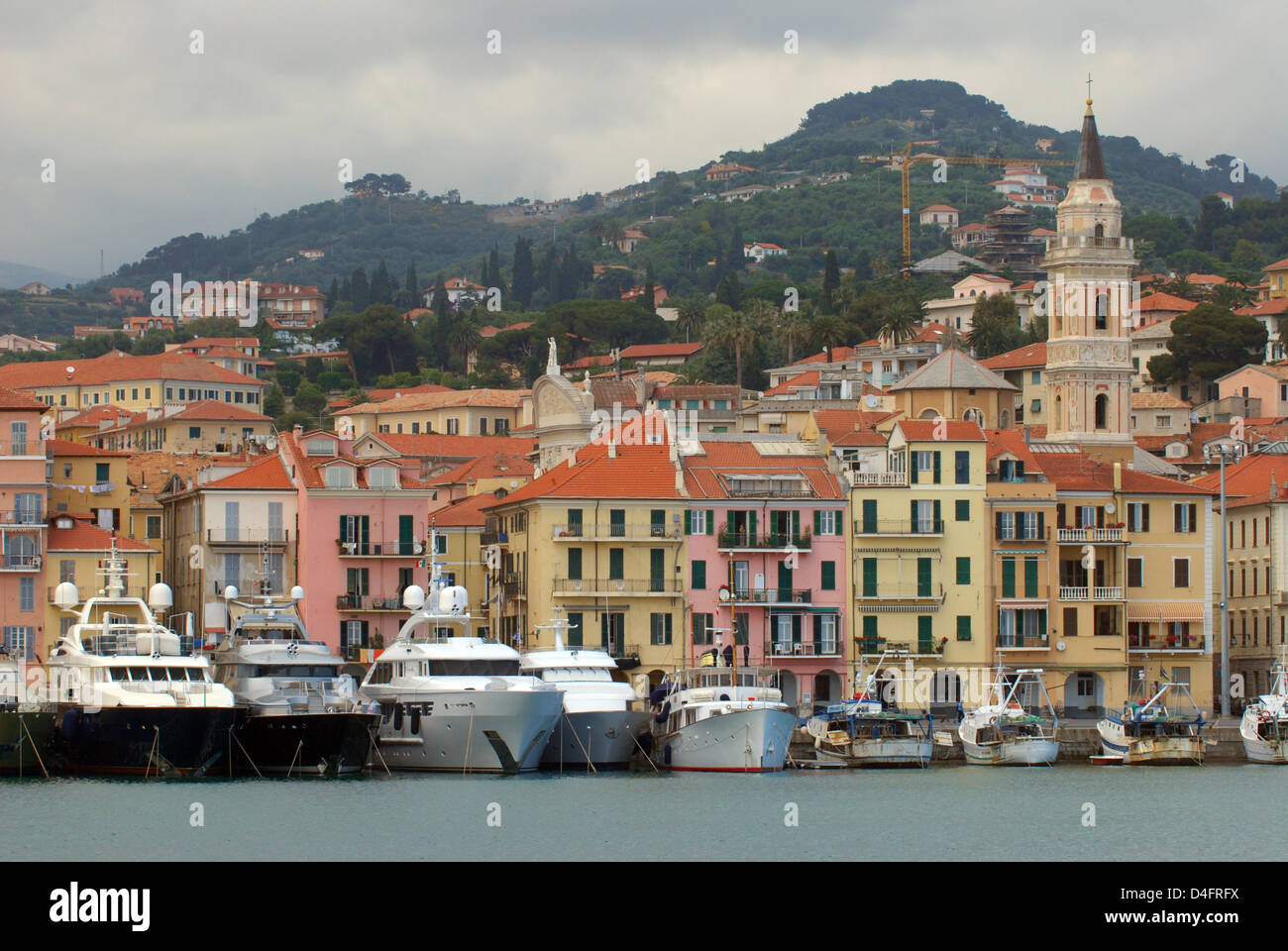 La pesca barche e yacht catturato presso il Porto di Imperia in Liguria, Italia, 02 giugno 2008. Oltre la Toscana la regione Liguria situato nel nord-est d'Italia è la più popolare destinazione turistica del tedesco Italia-vacationists. Estese escursioni in montagna come pure il mare Mediterraneo con le sue numerose baie e spiagge attirano centinaia di migliaia di visitatori ogni anno. Foto: B Foto Stock