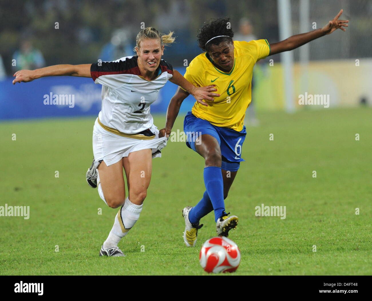 Maycon (r) del Brasile il sistema VIES con Heather muffole di Stati Uniti d'America nel calcio femminile oro match finale tra Brasile e Stati Uniti d'America presso lo stadio dei lavoratori di Beijing durante i Giochi Olimpici di Pechino 2008, Cina, 21 agosto 2008. Foto: Peer Grimm ###dpa### Foto Stock