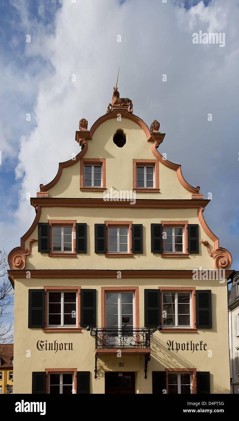 Edificio storico del Unicorn farmacia (Einhorn-Apotheke, circa 1772) in Offenburg town, Baden-Württemberg, Germania Foto Stock