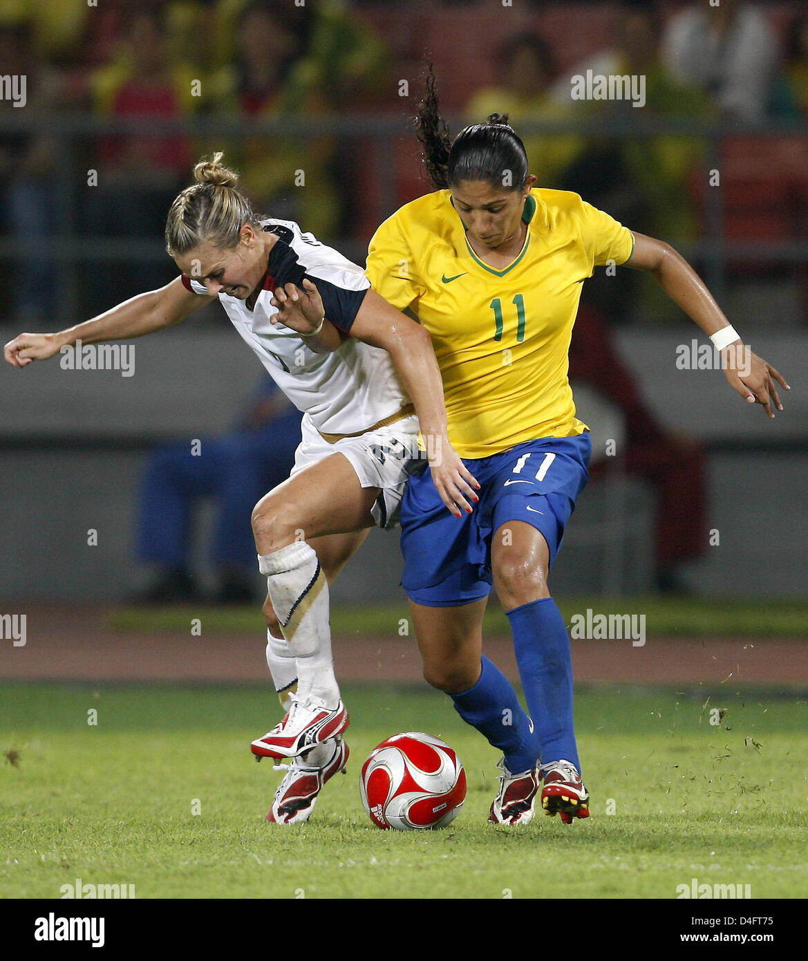 Heather muffole (L) di usa il sistema VIES con Cristiane del Brasile durante il calcio femminile gold medal match tra Brasile e Stati Uniti d'America presso lo stadio dei lavoratori di Beijing durante i Giochi Olimpici di Pechino 2008, Cina, 21 agosto 2008. Foto: Marcus Brandt ###dpa### Foto Stock