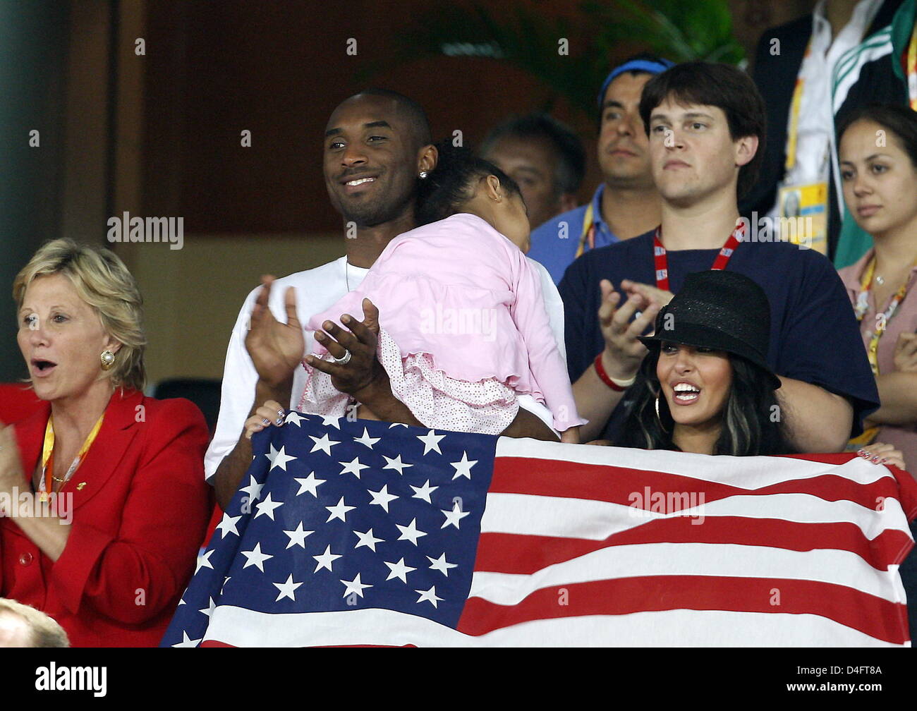 La pallacanestro Kobe Bryant (C) è raffigurato con la moglie Vanessa Bryant (R) e la figlia in stand durante la premiazione del calcio femminile gold medal match tra Brasile e Stati Uniti d'America presso lo stadio dei lavoratori di Beijing durante i Giochi Olimpici di Pechino 2008, Cina, 21 agosto 2008. ###Dpa### Foto Stock