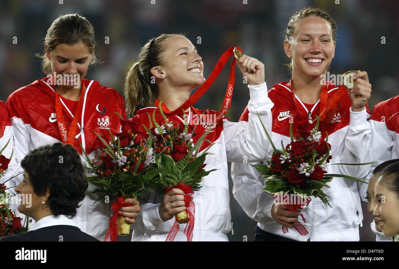 Tobin Heath (L-R), Heather muffole e Lori Chalupny degli Stati Uniti e del suo bambino prima della premiazione il calcio femminile la concorrenza presso lo stadio dei lavoratori di Beijing durante i Giochi Olimpici di Pechino 2008, Cina, 21 agosto 2008. Foto: Marcus Brandt dpa ###dpa### Foto Stock