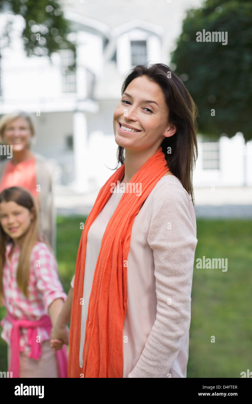 Tre generazioni di donne a sorridere all'aperto Foto Stock