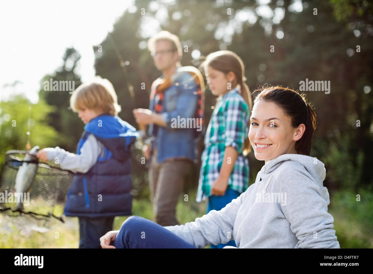 Famiglia insieme di pesca in erba alta Foto Stock