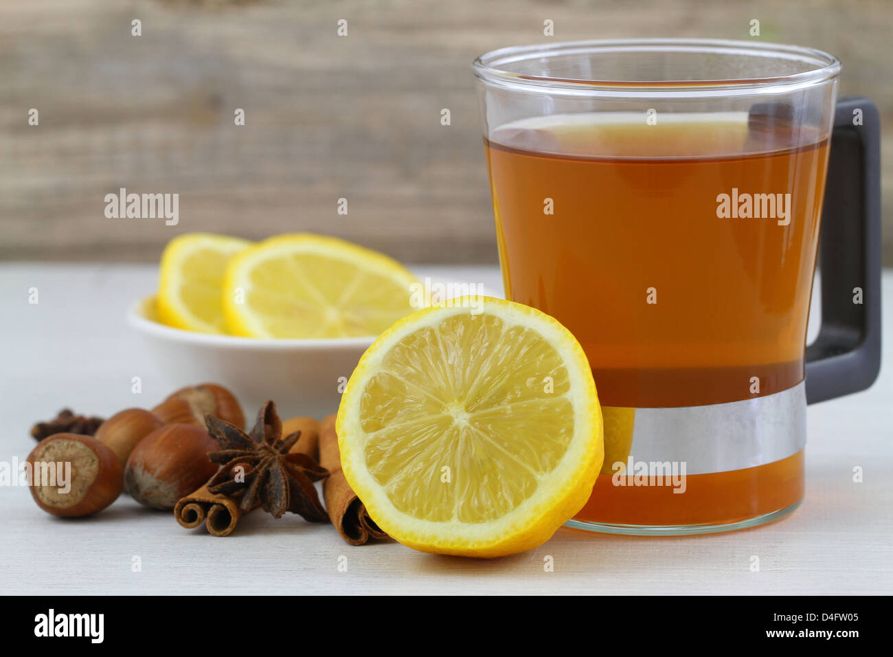 Tè al limone, limone fresco, bastoncini di cannella, anice stellato e nocciole Foto Stock