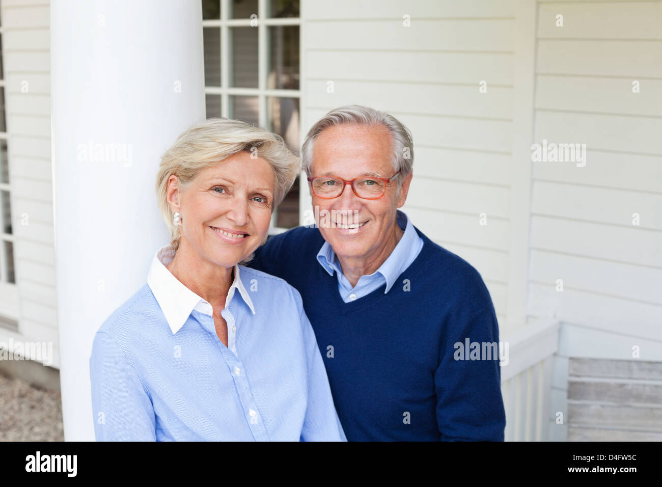 Coppia sorridente insieme all'aperto Foto Stock