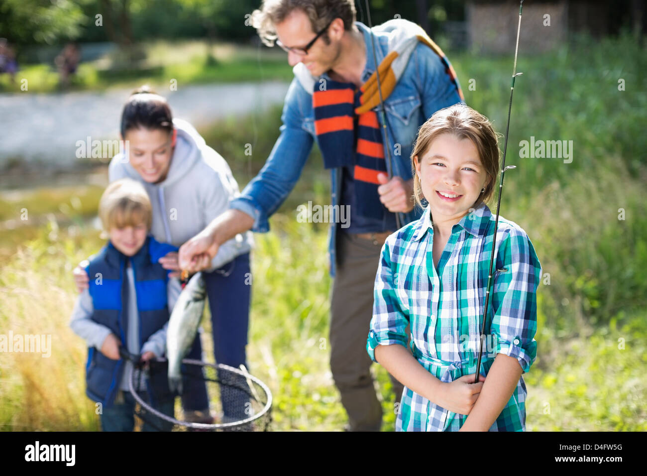 Famiglia ammirando pesca di cattura all'aperto Foto Stock
