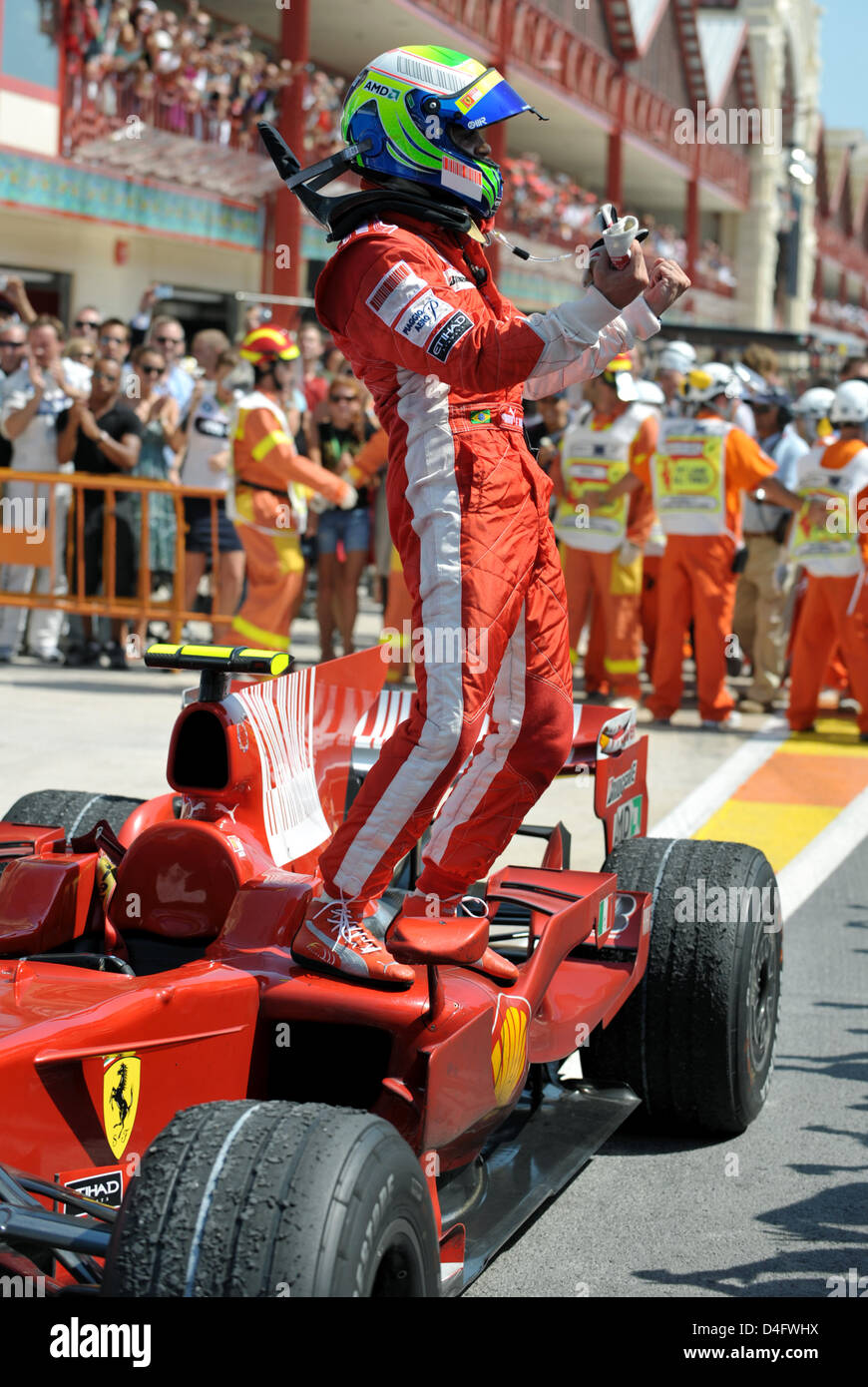 Il brasiliano pilota di Formula Uno Felipe Massa della Ferrari celebra la sua vittoria dopo il Gran Premio d'Europa a Valencia circuito cittadino di Valencia, Spagna, 24 agosto 2008. Foto: Carmen Jaspersen Foto Stock