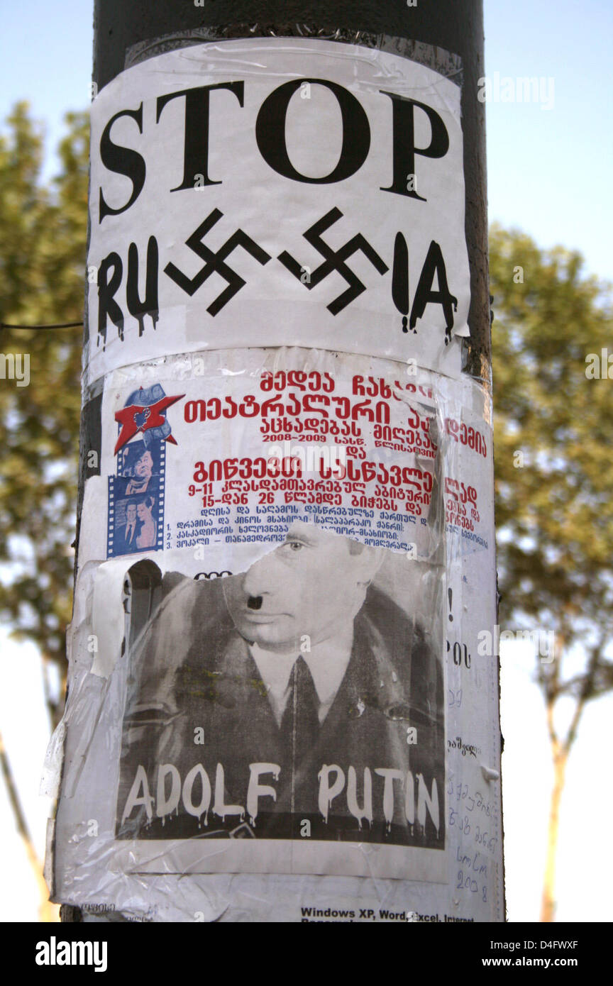 Un poster visualizzando il Primo Ministro russo Vladimir Putin come "Adolf Putin' con svastiche e SS rune raffigurato a Tbilisi, Georgia, 25 agosto 2008. I georgiani' odio sul russo "aggressori' diventa illimitata e analogie con la Germania di Hitler sono popolari sullo sfondo delle truppe russe prevalente in Georgia. Foto: Ulf Mauder Foto Stock