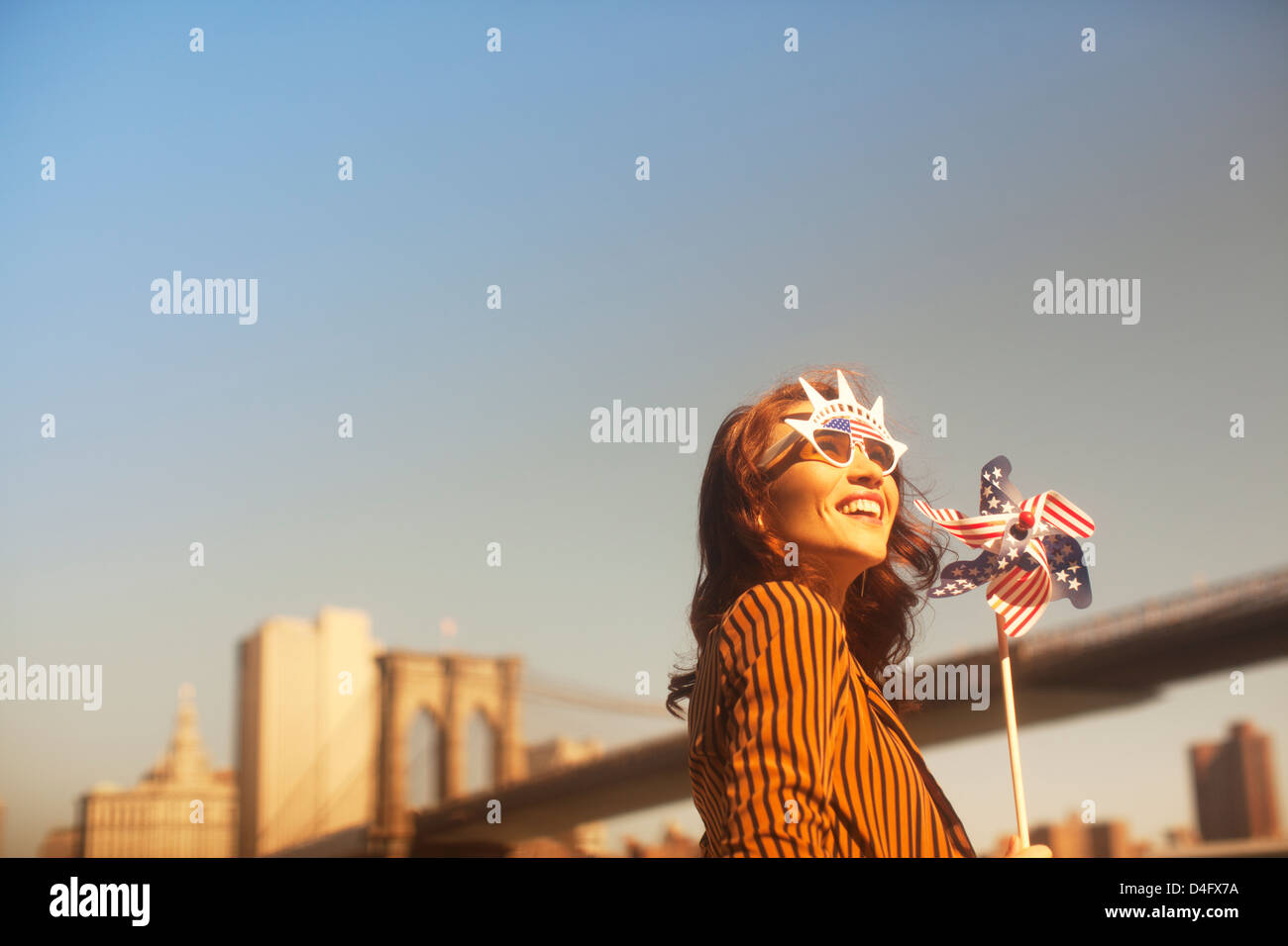 Donna novità occhiali da sole con la girandola da urban bridge Foto Stock
