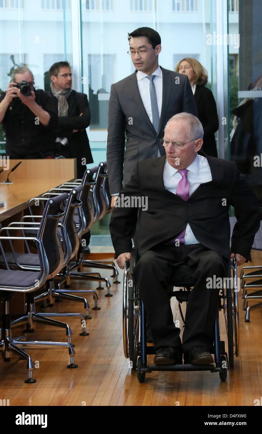 Il Ministro tedesco delle finanze Wolfgang Schaeuble (CDU) e il ministro tedesco dell'economia Philipp Roesler (RETRO, FDP) arrivano a una conferenza stampa congiunta a livello federale conferenza stampa a Berlino, Germania, 13 marzo 2013. Entrambi hanno commentato il passaggio del parametro di riferimento le figure del bilancio federale per il 2014 e il piano finanziario 2013 dal tedesco armadio. Foto: STEPHANIE PILICK Foto Stock