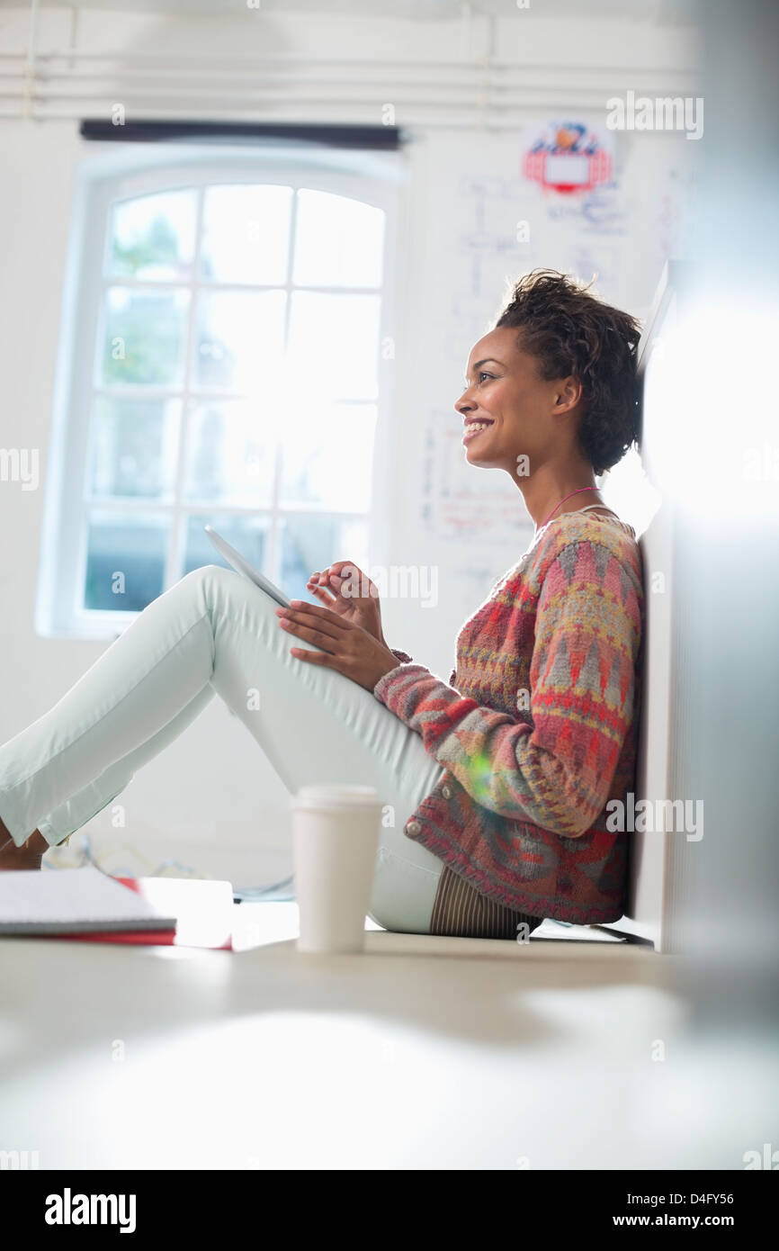 Imprenditrice rendendo note in Office Foto Stock