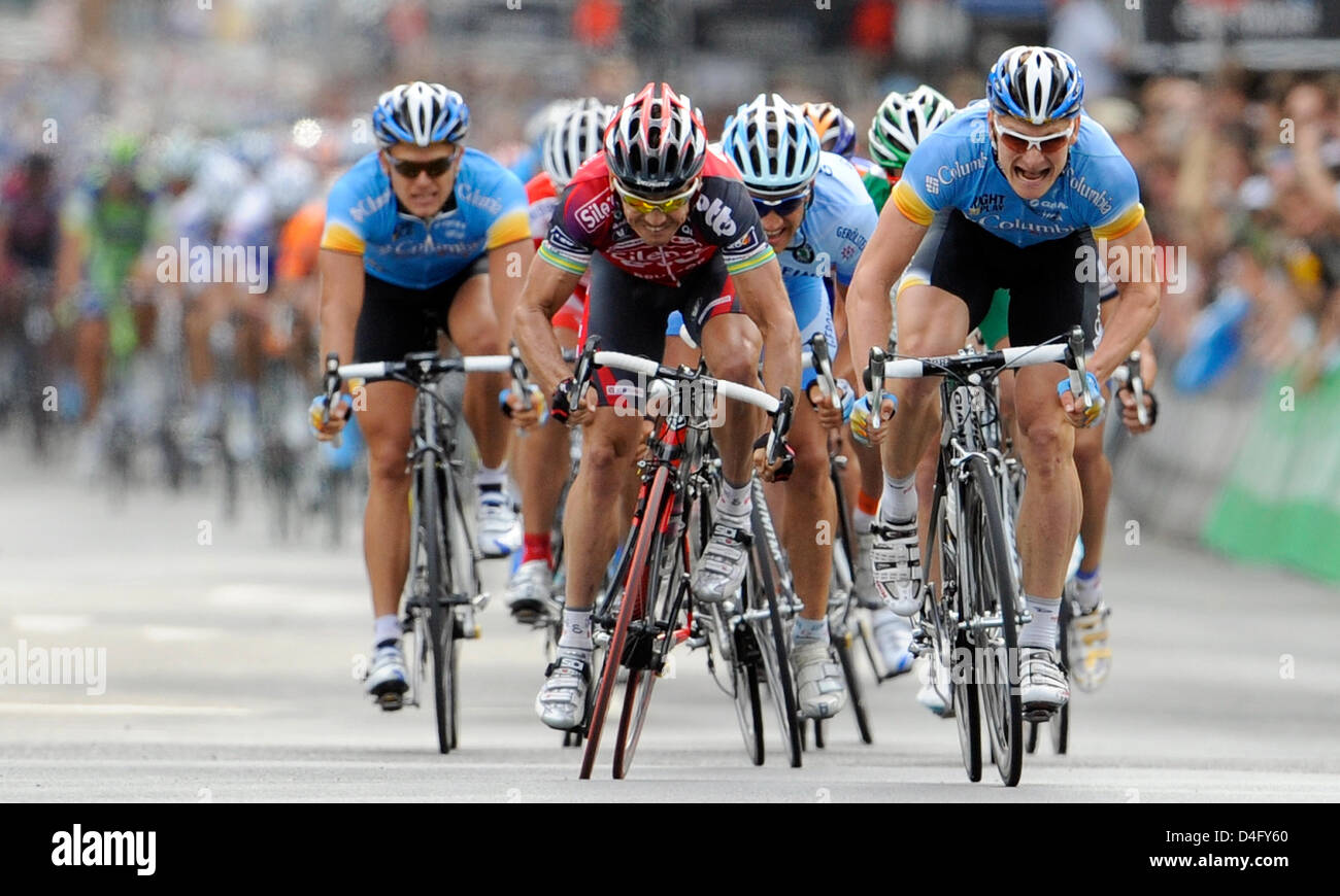 Il tedesco Andre Greipel (R) del Team Columbia si aggiudica la quarta tappa della corsa di ciclismo " Tour della Germania" davanti a Australian Robbie McEwan (2-R, Silence-Lotto) in Mainz, Germania, 02 settembre 2008. Il quarto stadio led da Wiesloch a Mainz, coprendo 174km. " Tour della Germania' 2008 conta otto stadi da Kitzbuehel Austria a Brema, in Germania, per un importo totale di 1,408.6 km. Foto: Gero Br Foto Stock