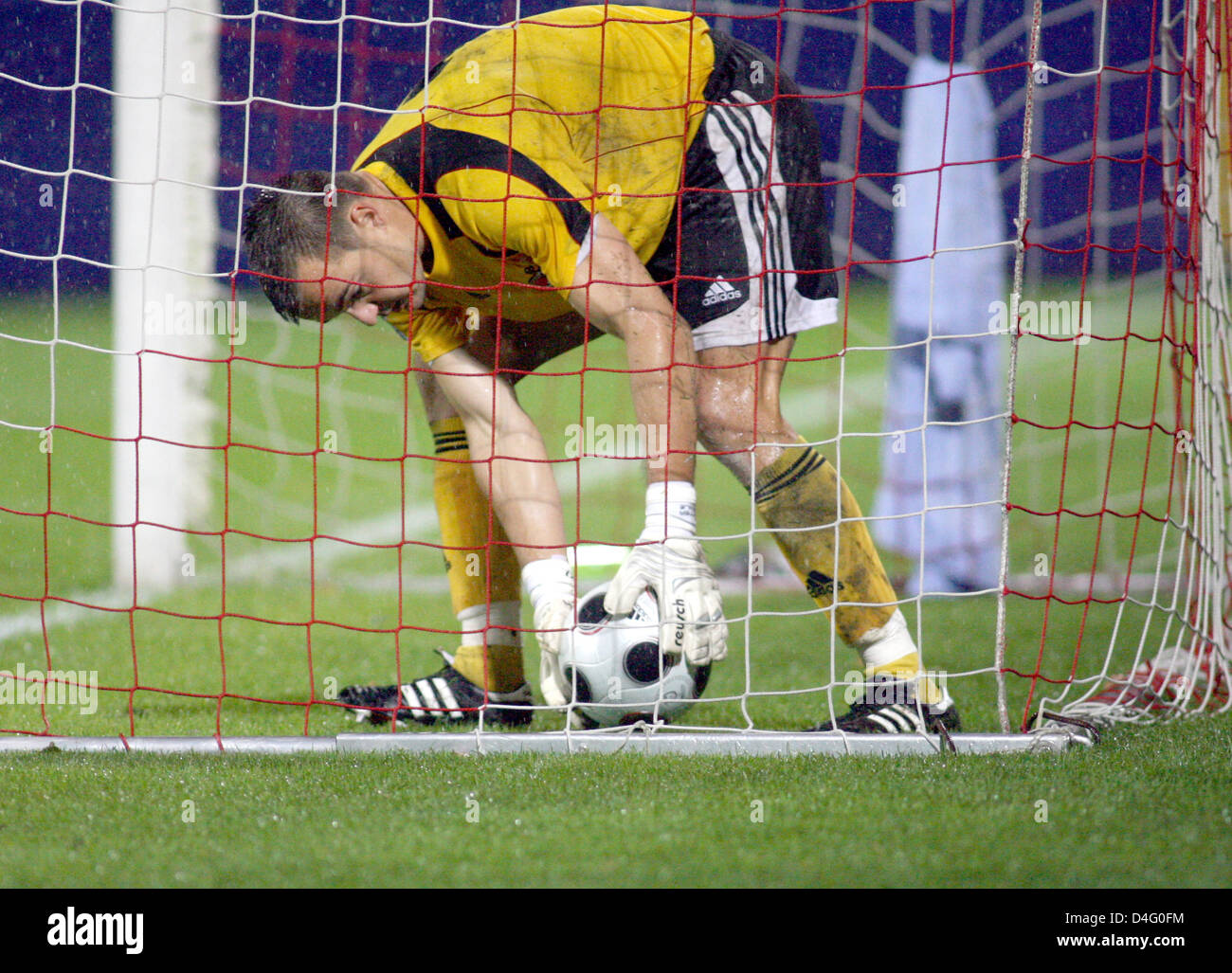 Il portiere del Liechtenstein Peter Jehle preleva la palla dopo il 0-6 contro il suo team durante la Coppa del Mondo il qualificatore a Rheinpark Stadium di Vaduz, Liechtenstein, 06 settembre 2008. La Germania ha sconfitto il Liechtenstein 0-6. Foto: Patrick Seeger Foto Stock