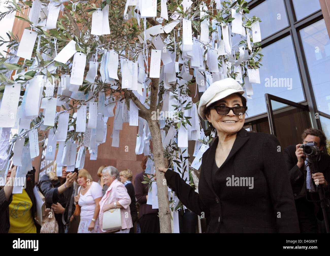 Giapponese-noi artisti Yoko Ono sorride accanto alla sua installazione 'desiderio Tree" in arte Hall Bielefeld, Germania, 09 settembre 2008. Ono arrivati a Bielefeld per una conferenza stampa sulla sua mostra 'tra il cielo e la mia testa' sul display dal 24 agosto attraverso il 16 novembre. Foto: Bernd Thissen Foto Stock