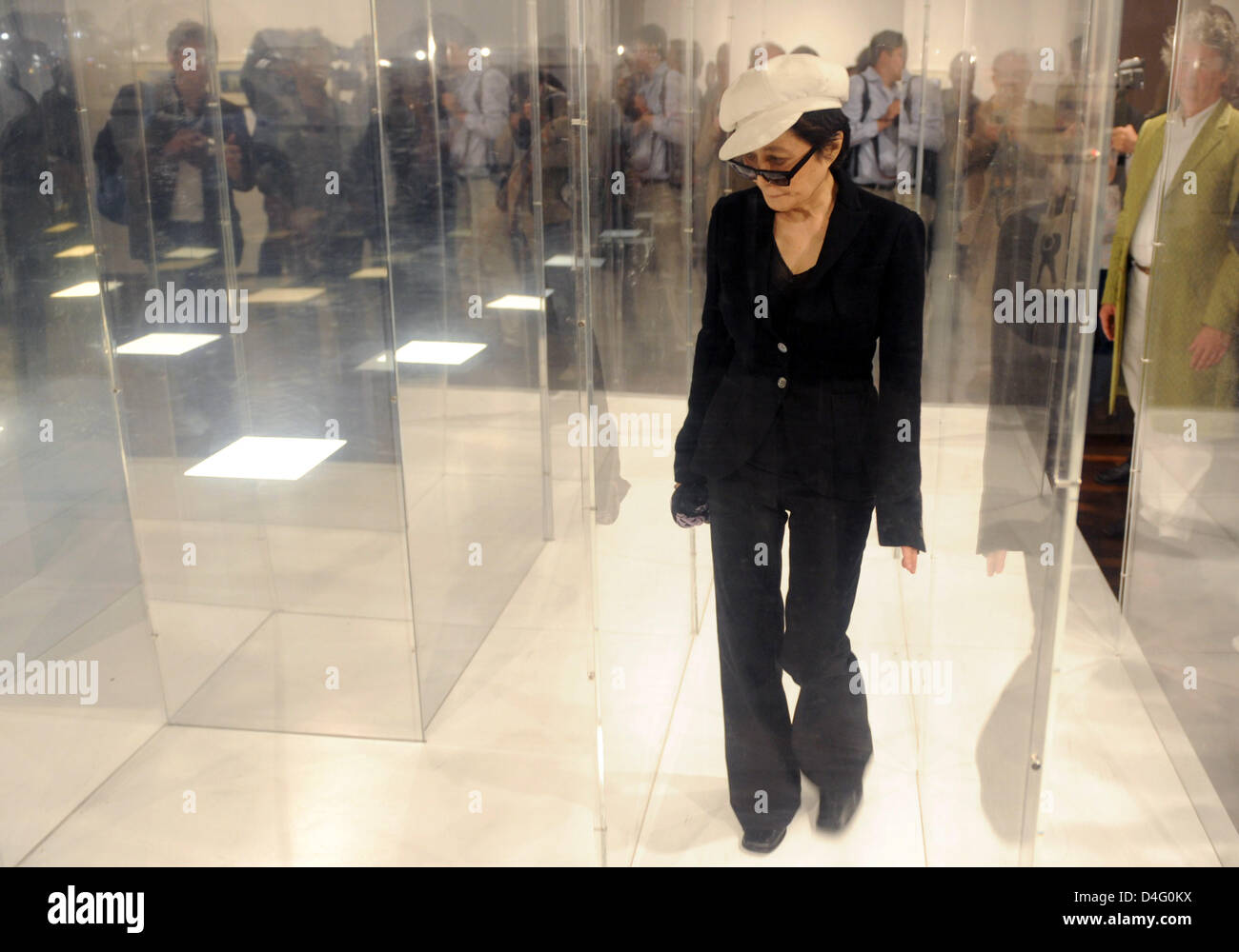 Giapponese-noi artisti Yoko Ono raffigurato nella sua installazione "stupire" presso Art Hall Bielefeld, Germania, 09 settembre 2008. Ono arrivati a Bielefeld per una conferenza stampa sulla sua mostra 'tra il cielo e la mia testa' sul display dal 24 agosto attraverso il 16 novembre. Foto: Bernd Thissen Foto Stock