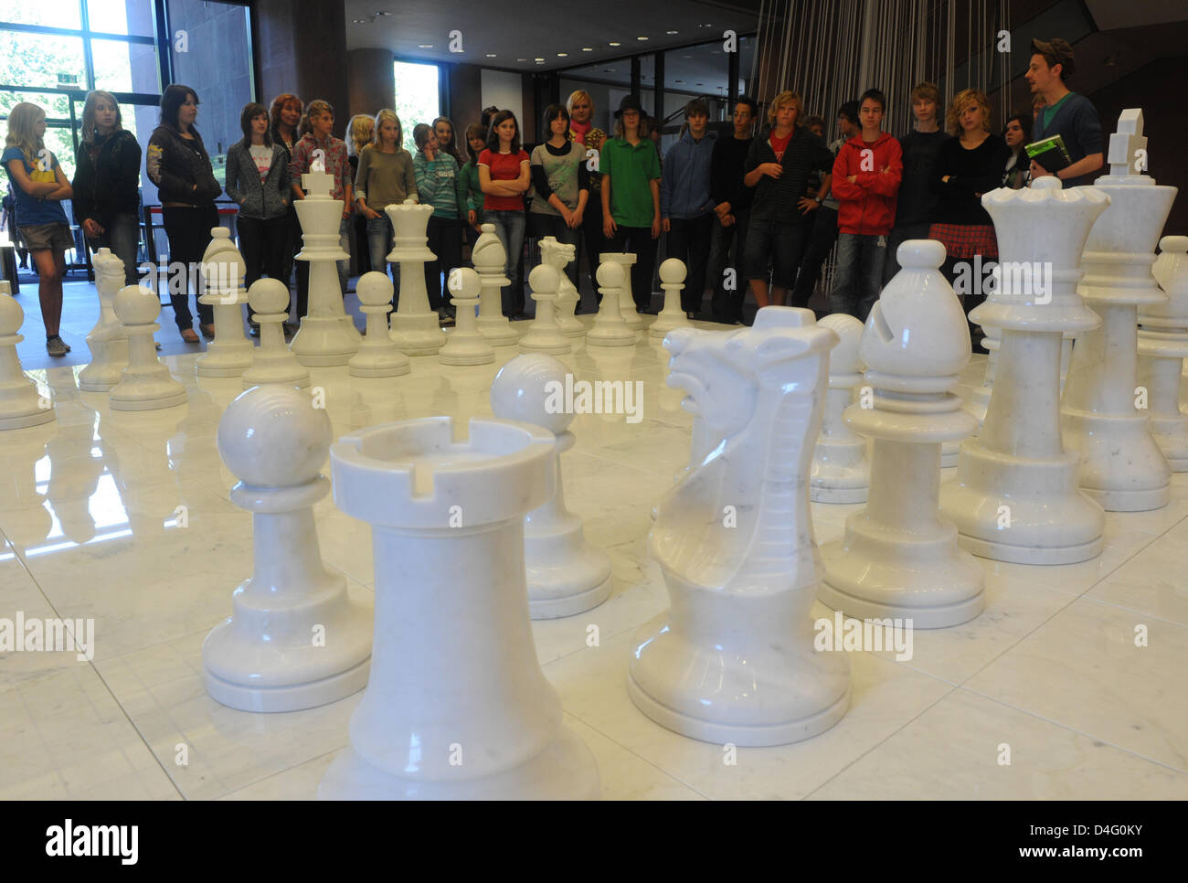 Un gruppo di visitatori occhi l'installazione 'giocare da fiducia' per il giapponese-noi artisti Yoko Ono presso Art Hall Bielefeld, Germania, 09 settembre 2008. Ono arrivati a Bielefeld per una conferenza stampa sulla sua mostra 'tra il cielo e la mia testa' sul display dal 24 agosto attraverso il 16 novembre. Foto: Bernd Thissen Foto Stock