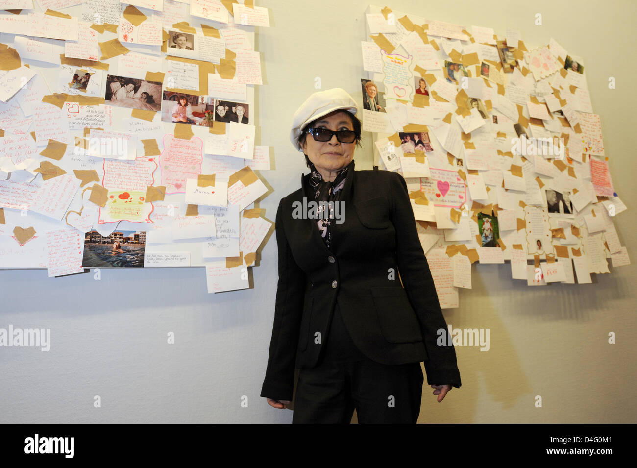 Giapponese-noi artisti Yoko Ono raffigurato nella sua installazione 'My la mamma è bella a Art Hall Bielefeld, Germania, 09 settembre 2008. Ono arrivati a Bielefeld per una conferenza stampa sulla sua mostra 'tra il cielo e la mia testa' sul display dal 24 agosto attraverso il 16 novembre. Foto: Bernd Thissen Foto Stock