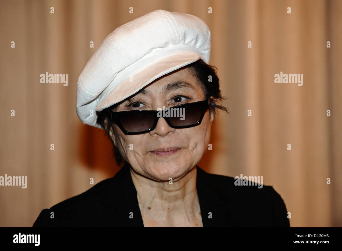 Giapponese-noi artisti Yoko Ono ha una sede per una conferenza stampa presso la sala d'arte Bielefeld, Germania, 09 settembre 2008. Ono arrivati a Bielefeld per una conferenza stampa sulla sua mostra 'tra il cielo e la mia testa' sul display dal 24 agosto attraverso il 16 novembre. Foto: BERND THISSEN Foto Stock