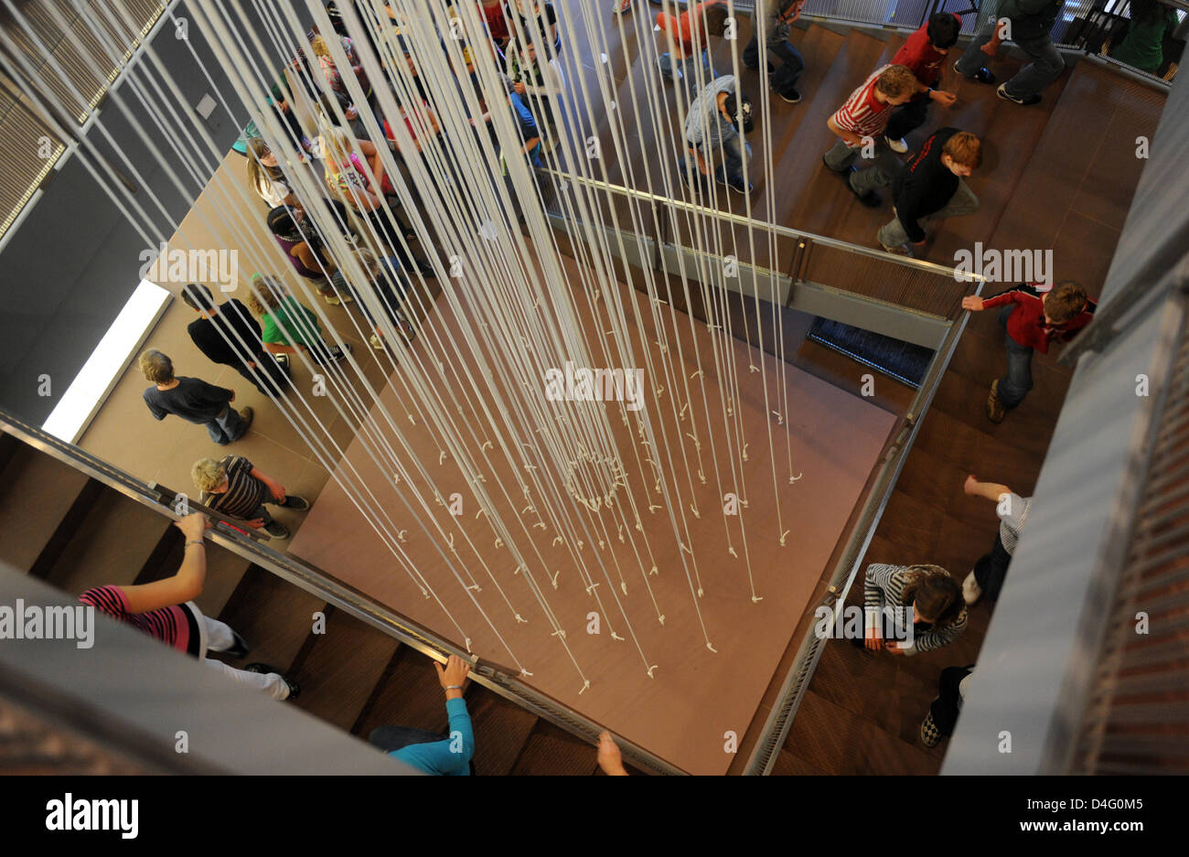 Un gruppo di visitatori occhi l'installazione 'mattina fasci dal giapponese-noi artisti Yoko Ono presso Art Hall Bielefeld, Germania, 09 settembre 2008. Ono arrivati a Bielefeld per una conferenza stampa sulla sua mostra 'tra il cielo e la mia testa' sul display dal 24 agosto attraverso il 16 novembre. Foto: Bernd Thissen Foto Stock