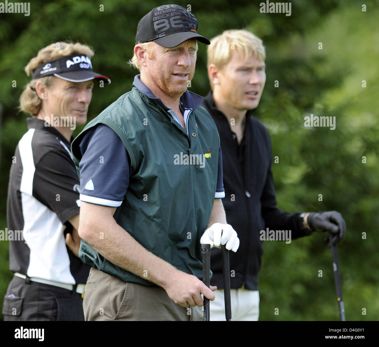 Il tedesco giocatore professionale di golf Bernhard Langer (L-R), ex-professionale di tennis Boris Becker ed ex pilota di Formula Uno Mika Haekinnen dalla Finlandia prende parte al campionato Mercedes-Benz Pro-Am presso il campo da golf di "Gut Laerchenhof" in Cologne-Pulheim, Germania, 10 settembre 2008. Foto: Joerg Carstensen Foto Stock