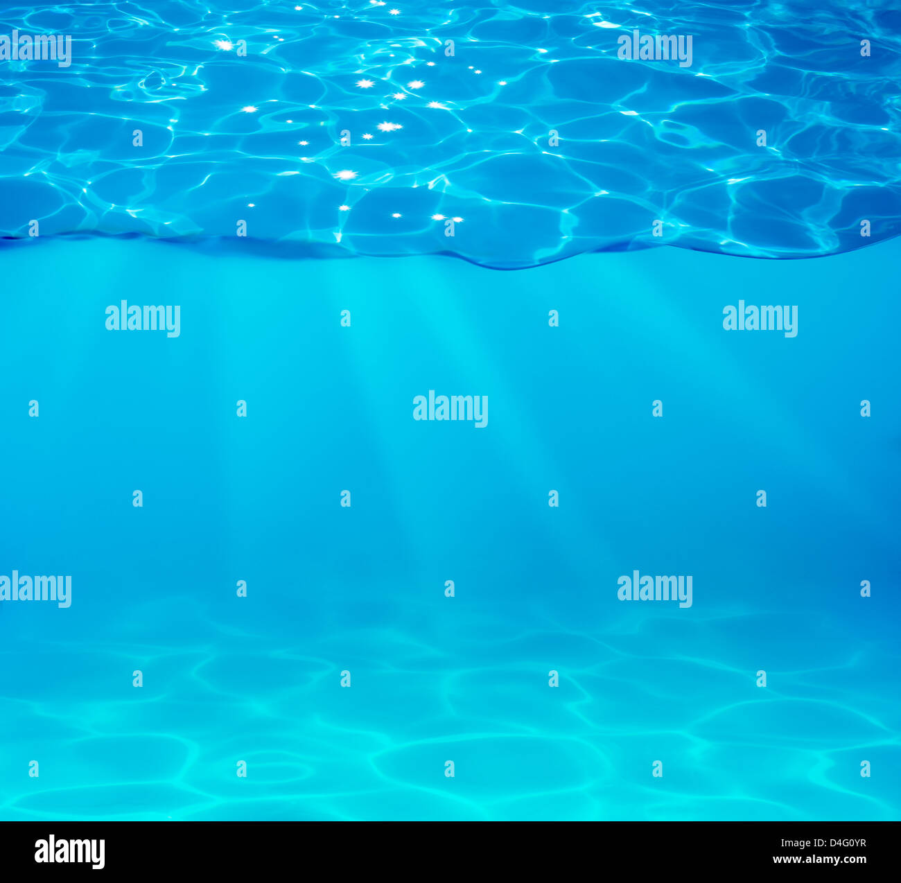 Piscina con acqua brilla sulla superficie Foto Stock