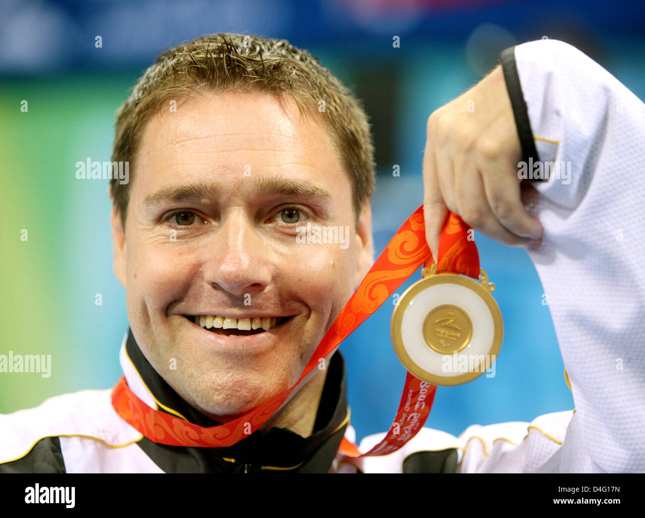 Tabella tedesco giocatore di tennis Jochen Wollmert presenta la sua medaglia d'oro alle Olimpiadi di Pechino 2008 Giochi Paralimpici a Pechino in Cina, 11 settembre 2008. Foto: Rolf Vennenbernd Foto Stock
