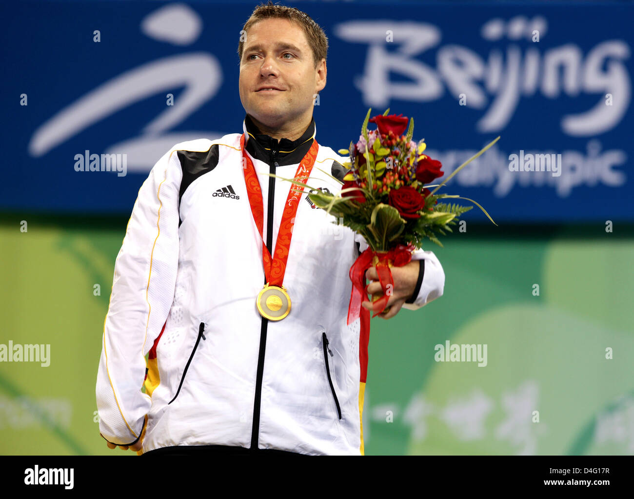 Tabella tedesco giocatore di tennis Jochen Wollmert presenta la sua medaglia d'oro alle Olimpiadi di Pechino 2008 Giochi Paralimpici a Pechino in Cina, 11 settembre 2008. Foto: Rolf Vennenbernd Foto Stock