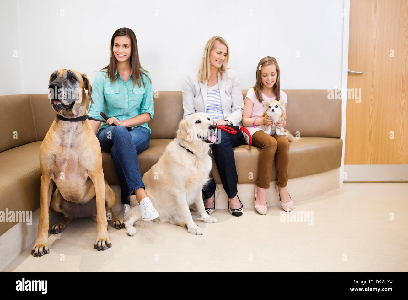 Portando i proprietari di cani a vet chirurgia dell Foto Stock