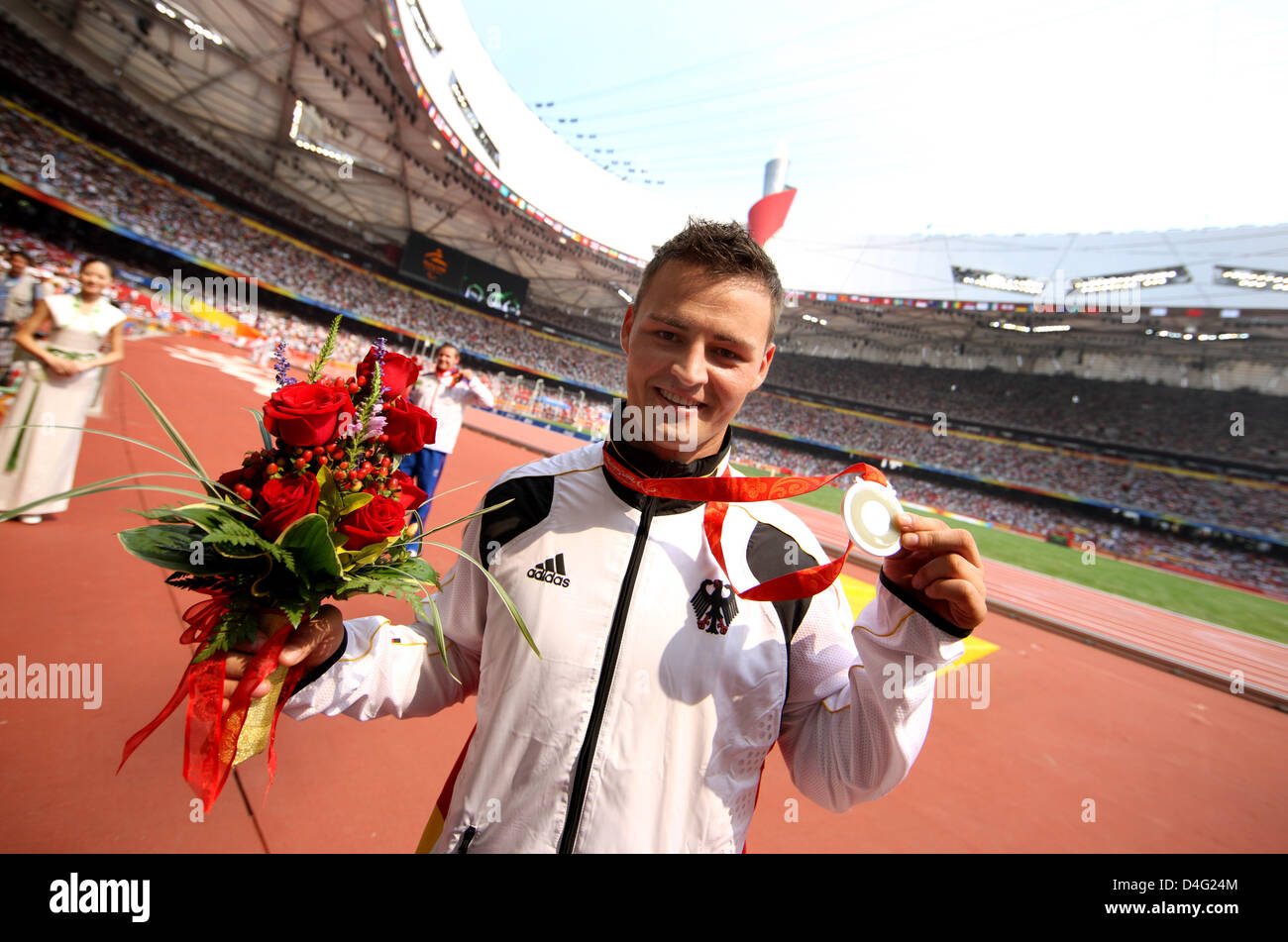 Giocatore tedesco Heinrich Popow pone con la sua medaglia d argento vinto oltre 100m a Pechino 2008 Giochi Paralimpici a Pechino in Cina, 14 settembre 2008. Foto: ROLF VENNENBERND Foto Stock