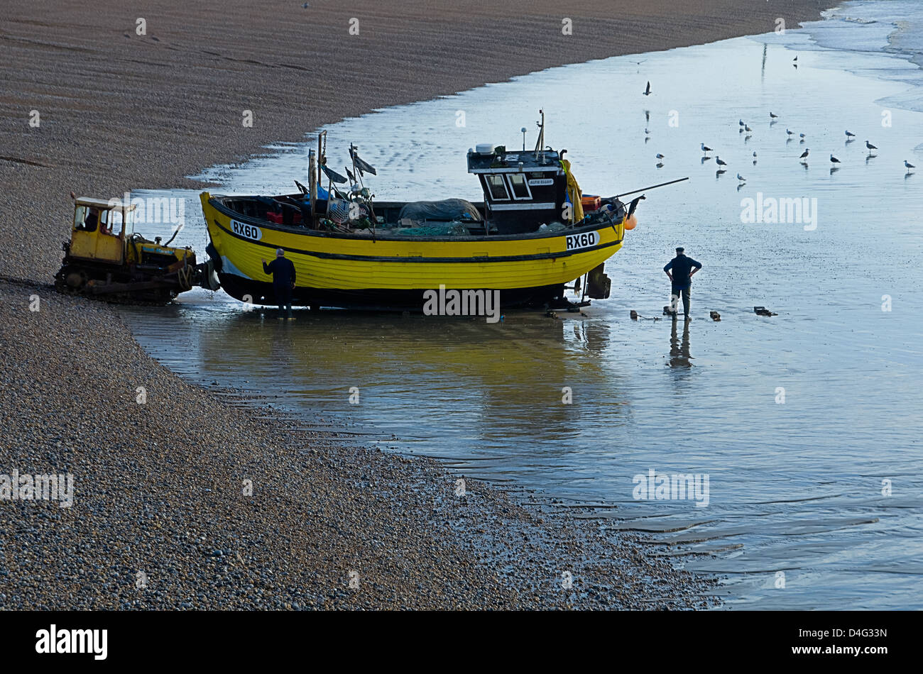 Il lancio di una barca da pesca a Hastings in East Sussex. Regno Unito Foto Stock